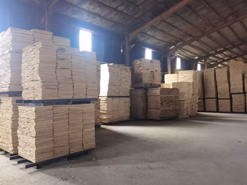 Molduras de rodapé de deck de madeira com acabamento em MDF